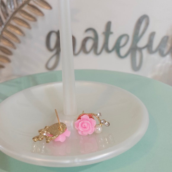 ADORABLE💙💎💗PINK🌹ROSE GOLDEN VINE CZ STUDS!💎💙 - Picture 5 of 6